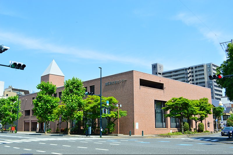 同一の建物にある「東区民文化センター」と「東区図書館」